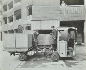 Ossulston Estate：ダストマンがゴミシュートの底にある容器を空にする 作： English Photographer