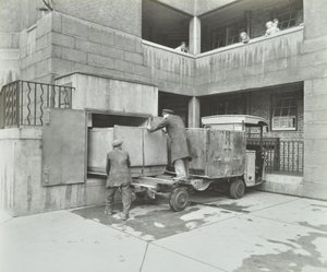 Ossulston Estate：ダストマンがゴミシュートの底にある容器を空にする 作： English Photographer