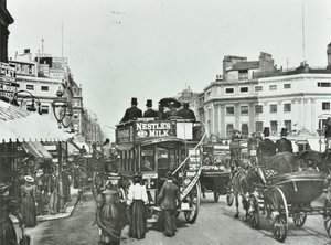 オックスフォードサーカス、ウェストミンスターLB：東向き、1895 作： English Photographer