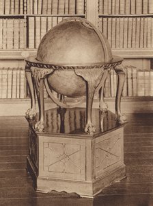 オックスフォードオリエル・カレッジ、図書館にある18世紀の地球儀（モノクロ写真） 作： English Photographer