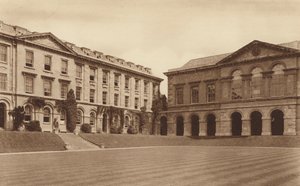 オックスフォードウスター・カレッジ、18世紀の図書館と四角形の北側（モノクロ写真） 作： English Photographer