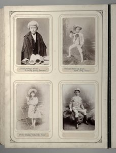 リーズで開催された少年仮装舞踏会の記念アルバムの1ページ。 作： English Photographer