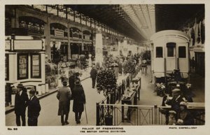 1924年と1925年にミドルセックスのウェンブリーで開催された大英帝国博覧会の工学宮殿 作： English Photographer