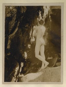 アリステア・グラハムの裸の写真、エヴリン・ウォーへの手紙と一緒に保管、1924年頃（ゼラチンシルバープリント） 作： English Photographer
