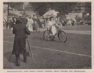装飾賞を受賞したレディエミリーグラディスチェリーの写真 作： English Photographer