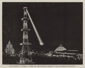 カリフォルニアの展示会での夜の写真、電気タワーの眺め 作： English Photographer