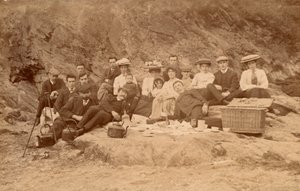 ビーチでのピクニック・ティー（モノクロ写真） 作： English Photographer