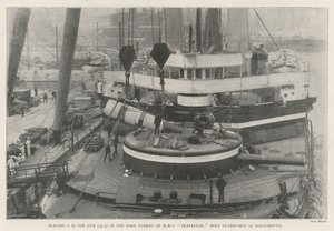 ポーツマスのポートガード船であるHMSトラファルガーの前部砲塔に67トンの銃（13.5）を配置する 作： English Photographer