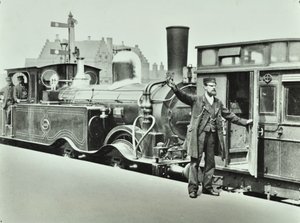 1885年の鉄道駅のプラットフォームポーター 作： English Photographer