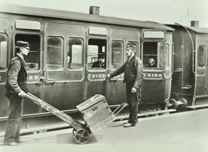 1885年の鉄道駅でのプラットフォームポーター 作： English Photographer