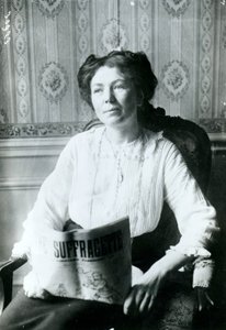 The Suffragette c.1905のコピーを読むクリスタベルパンクハーストの肖像 作： English Photographer