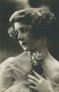 バラを持つ美しい若い女性の肖像（モノクロ写真） 作： English Photographer