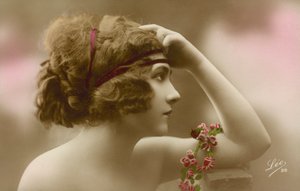 若い女性の肖像（カラー写真） 作： English Photographer