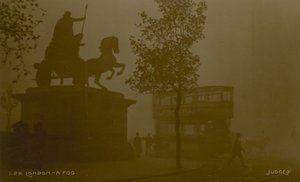 スモッグにロンドンのイメージが入ったポストカード 作： English Photographer