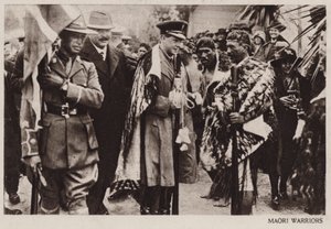 プリンス・オブ・ウェールズとマオリ族の戦士たち（ニュージーランド）（モノクロ写真 作： English Photographer