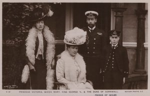 ヴィクトリア王女、メアリー女王、ジョージ5世、コーンウォール公爵（モノクロ写真） 作： English Photographer