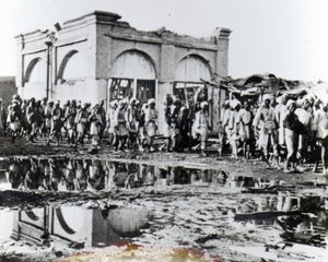ハリファの祈りの家、ミフラーブを通過した囚人、1898年 作： English Photographer