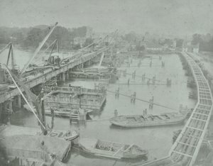 パトニーブリッジ：新しい橋の基盤を掘る、1883年 作： English Photographer