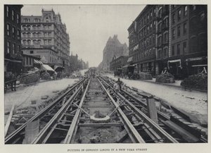 ニューヨークの道路に電線管を敷設する様子（モノクロ写真 作： English Photographer