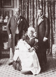 1894年7月16日、ビクトリア女王がエドワード8世を洗礼式に開催 作： English Photographer