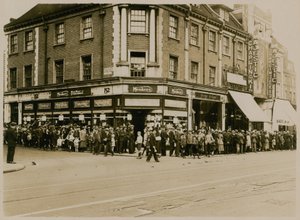 1921年頃、クラパム、ハイストリート、ザマジェスティックのキッドにいるチャーリーチャップリンの列 作： English Photographer