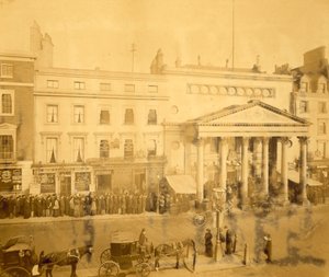1895年にヘイマーケットで、ツリー主演のトリルビーの最初の夜の待ち行列 作： English Photographer