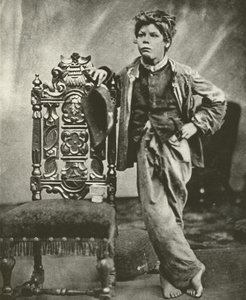 1860年のボロ屋の少年（モノクロ写真 作： English Photographer