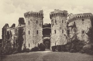 ラグラン城、メイン・ゲートウェイ（モノクロ写真） 作： English Photographer
