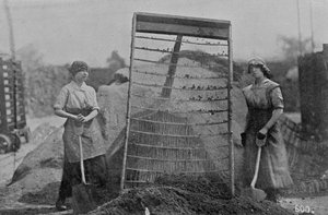 くすぐりの燃えがら、戦争事務所の写真、1916年（bw写真） 作： English Photographer