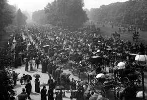 ロンドン、ハイドパークの腐った列、1890年頃 作： English Photographer