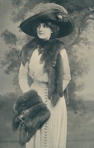 ロシアンセーブル・タイ、マウントヘッド付き、マフもマルテン製（モノクロ写真） 作： English Photographer