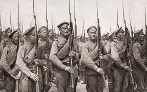 1915年のイラスト入りの戦争のニュースによる、第一次世界大戦中にパレードを行って武器を提示するロシアの歩兵 作： English Photographer