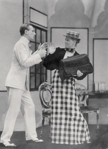 1930年7月7日、リリックハマースミスでのオスカーワイルド（1854-1900）による「本気であることの重要性」の場面 作： English Photographer
