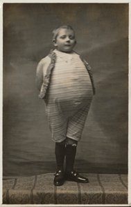 お腹がとても大きく見えるように着飾った小学生（モノクロ写真 作： English Photographer