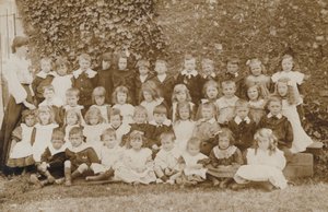 小学生、ノーフォーク、20世紀初頭（モノクロ写真） 作： English Photographer