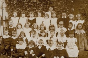 小学生、ノーフォーク、20世紀初頭（モノクロ写真） 作： English Photographer