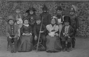 20世紀初頭、仮装したノーフォークの学童たち（モノクロ写真 作： English Photographer