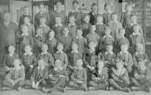 学校グループ、不明な愚か者、1895 作： English Photographer