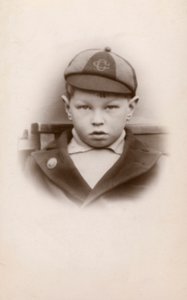制服を着た小学生（モノクロ写真 作： English Photographer