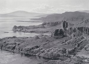 スコットランドケレラ島のガイレン城（モノクロ写真 作： English Photographer