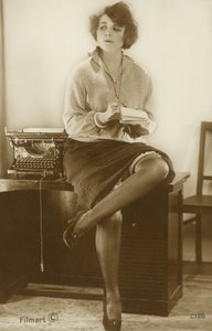 机の上に座る秘書（モノクロ写真）