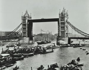 1894年、タワーブリッジの下を船が通過 作： English Photographer