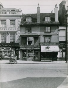 パトニーハイストリートの店先 作： English Photographer
