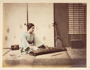 歌う少女【日本】、 畳の上に座って弦楽器を演奏する日本の若い女性のスタジオ ポートレート  撮影者：不明  ルーカス コレクション: チャールズ ジェイムズとモートン P のワールド ツアーの写真記録、ルーカス 作： English Photographer