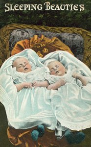 眠れる美女、2人の赤ちゃんの寝顔（写真 作： English Photographer