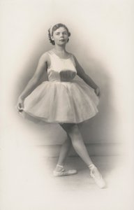 バレエをする少しふっくらした女の子（モノクロ写真 作： English Photographer