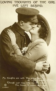 少女にキスをする兵士（モノクロ写真 作： English Photographer