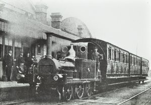 サウスドック駅：駅の4輪式連結機関車、1880年 作： English Photographer