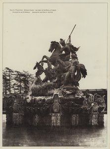ダドリー伯爵の居城であるウィトリー・コートの南側の噴水（モノクロ写真