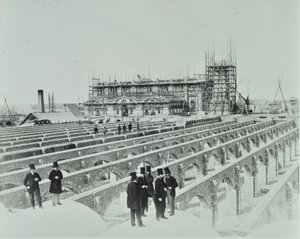 サザンアウトフォール下水道、交差：建物の運用、1865 作： English Photographer